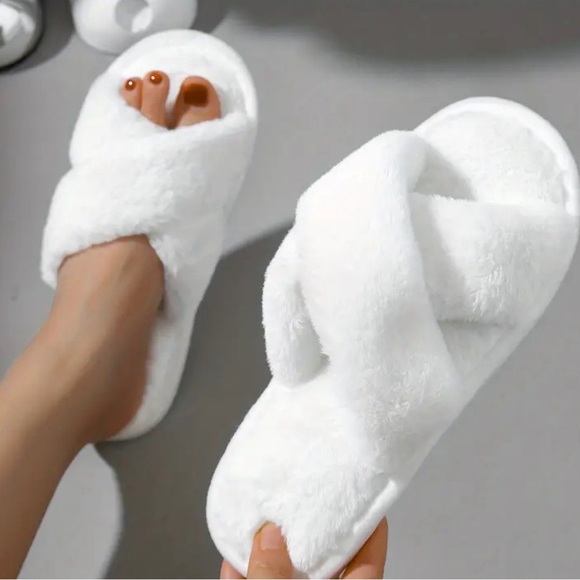 Women's Fuzzy Faux Fur Cozy White Slippers - Picture 2 of 2